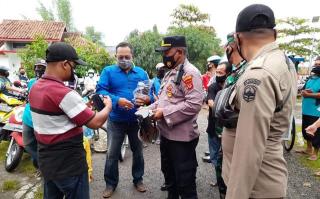 Polres Majalengka Polda Jabar Bersama Muspika Laksanakan Ops Yustisi Beri Himbauan Pelaksanaan PPKM dan Bagikan Masker Gratis 